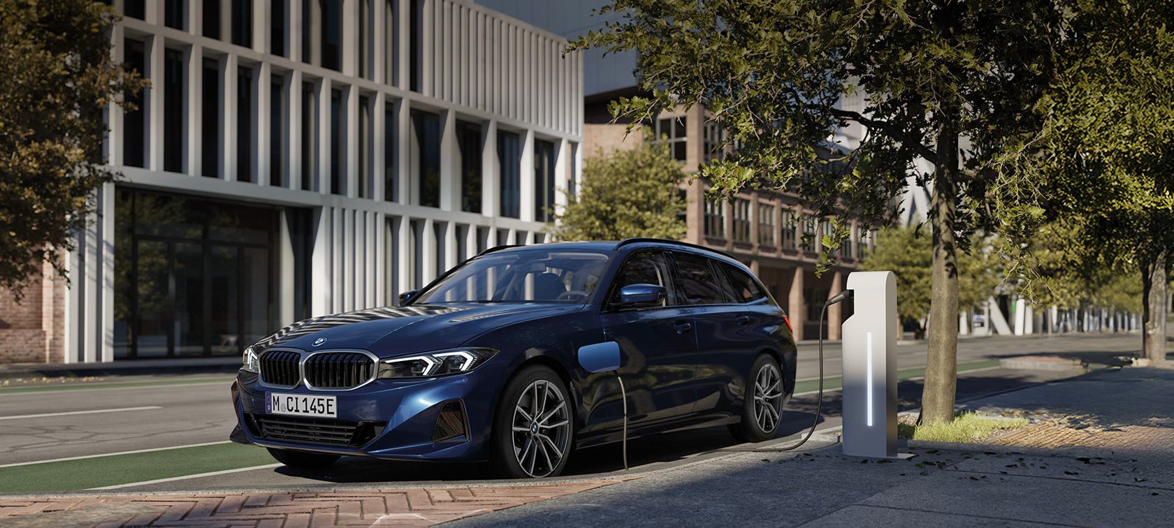 3er BMW Touring Plugin-Hybrid seitlich beim laden