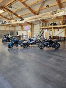 foto in den ausstellungsraum mit bmw motorrädern