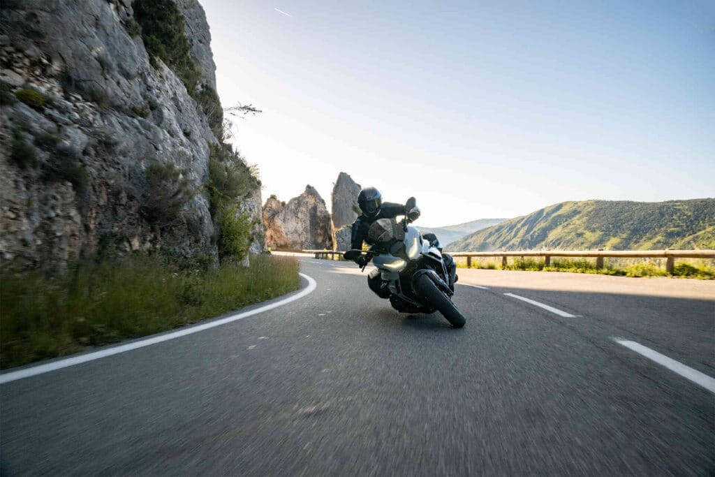 r1300 rs in schräglage auf einer super schönen serpententinen straße
