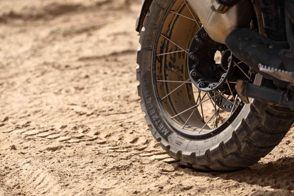 GS Kreuzspeichenfelge im Wüstensand mit Metzler Reifen