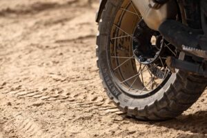 GS Kreuzspeichenfelge im Wüstensand mit Metzler Reifen