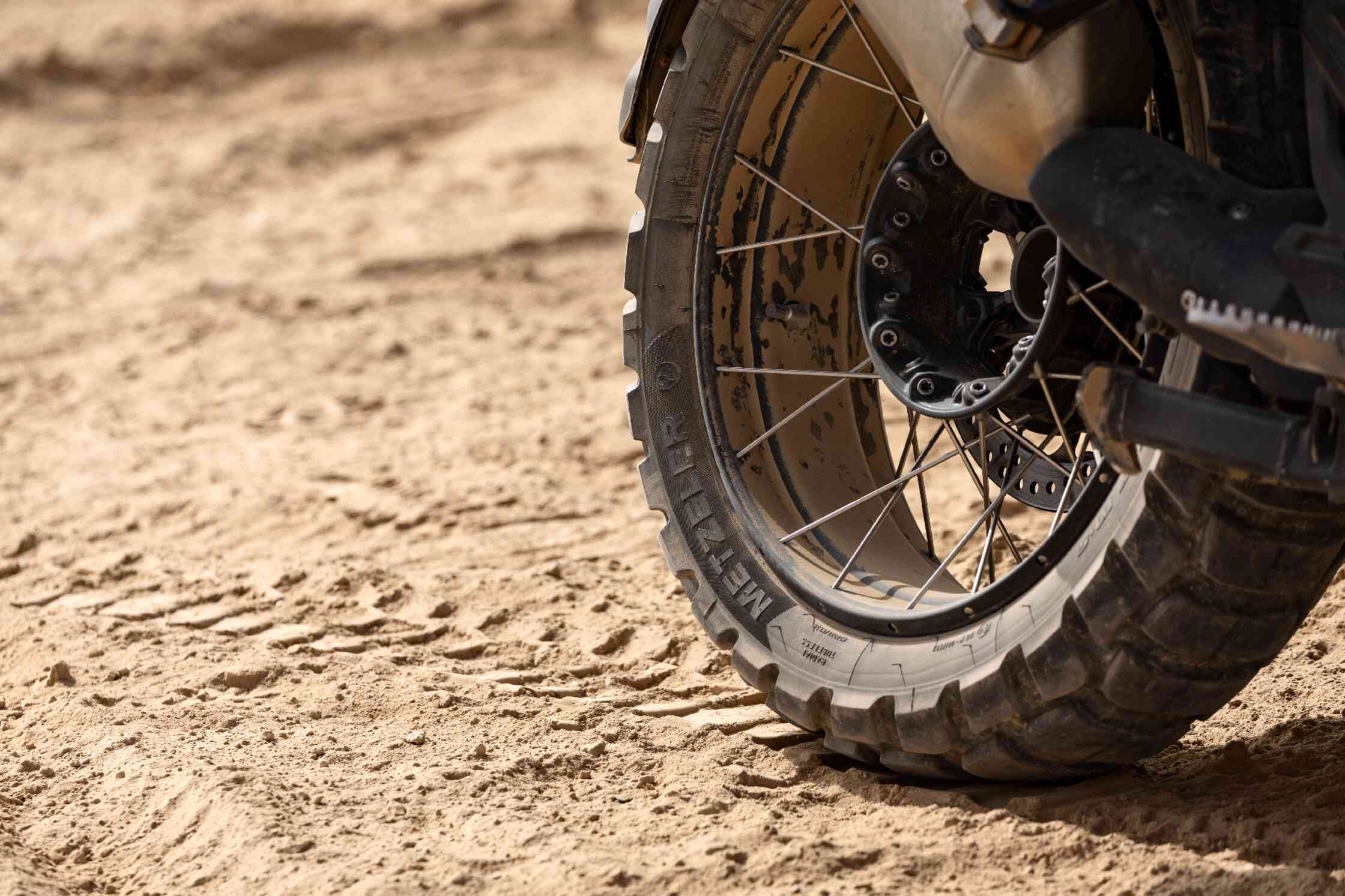 GS Kreuzspeichenfelge im Wüstensand mit Metzler Reifen