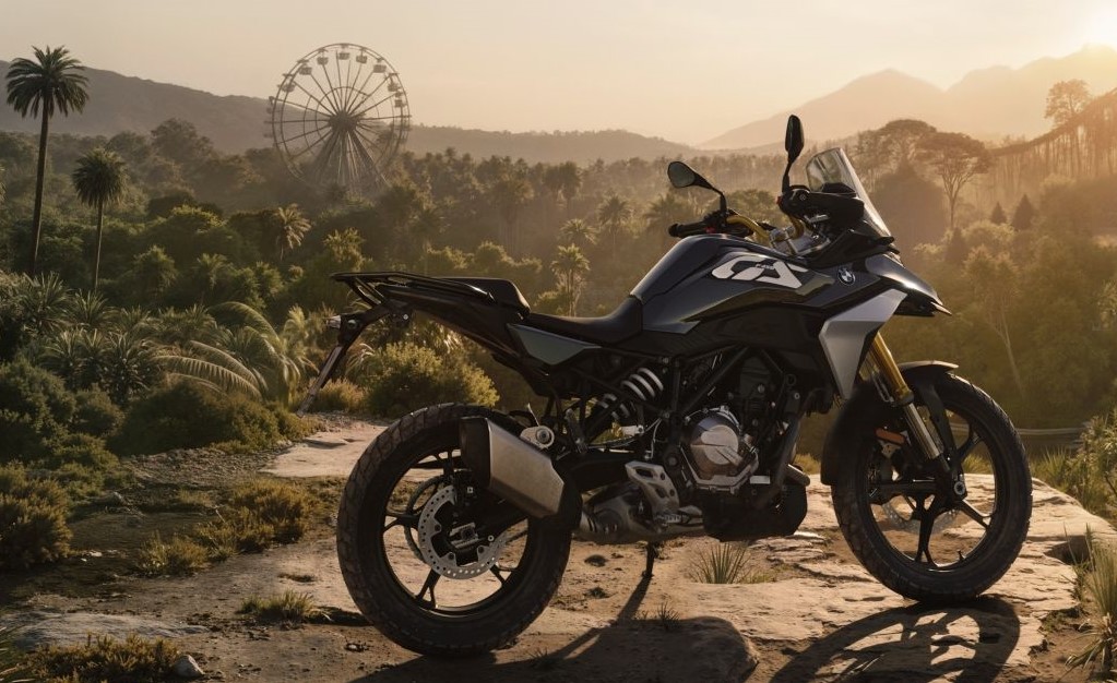 R450-GS-seitlich-vor-tropischen-Wald