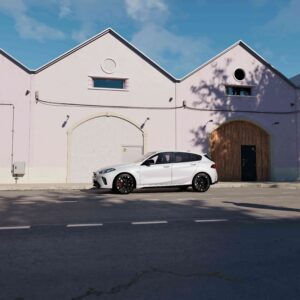 Bmw 1er F70 seitenansicht vor weißer wand parkt